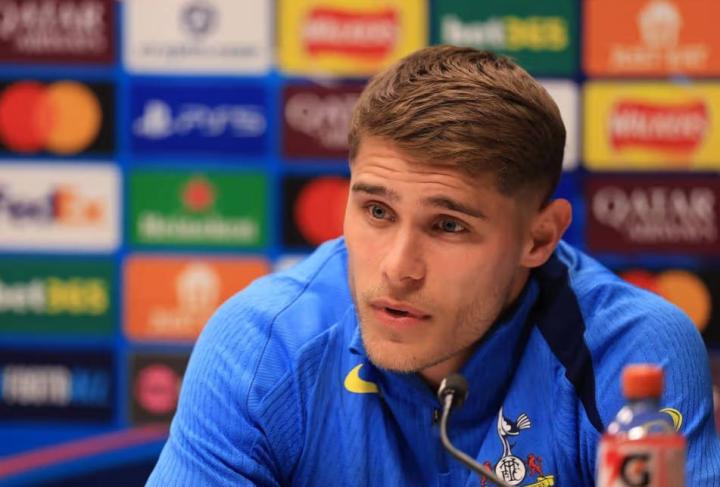  热刺后卫发声澄清；内部氛围遭误读，球员全力备战关键对决。 体育新闻