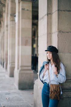 贵金属交易通道收窄；投资者转向稳健配置路径。