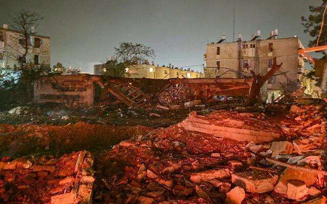  伊朗反击行动引发连锁反应；美以伊三方紧张对峙加剧。 新闻