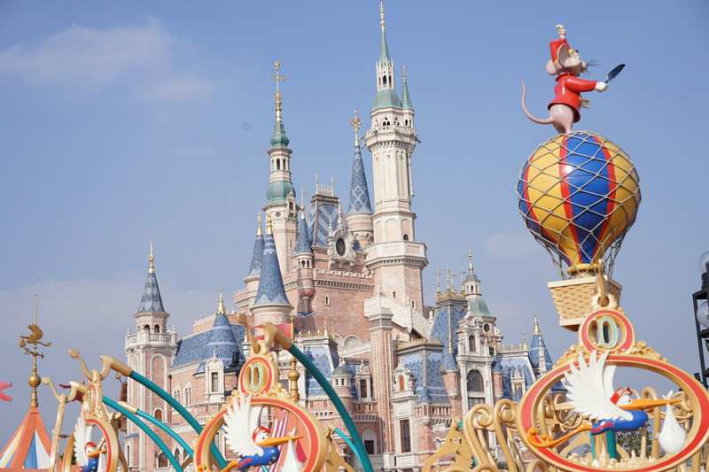  迪士尼乐园餐饮定价引发消费者关注；上海与东京两地对比显示差异，情怀消费背后的运营考量值得探讨。 文化旅游 迪士尼乐园餐饮定价引发消费者关注；上海与东京两地对比显示差异，情怀消费背后的运营考量值得探讨。 文化旅游