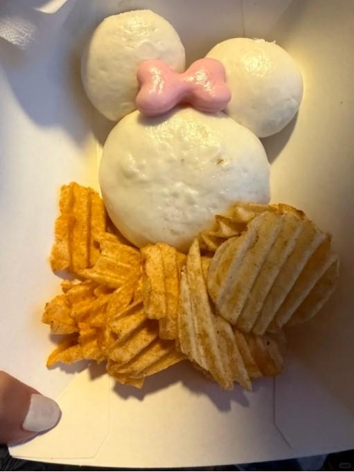  迪士尼乐园餐饮定价引发消费者关注；上海与东京两地对比显示差异，情怀消费背后的运营考量值得探讨。 文化旅游 迪士尼乐园餐饮定价引发消费者关注；上海与东京两地对比显示差异，情怀消费背后的运营考量值得探讨。 文化旅游