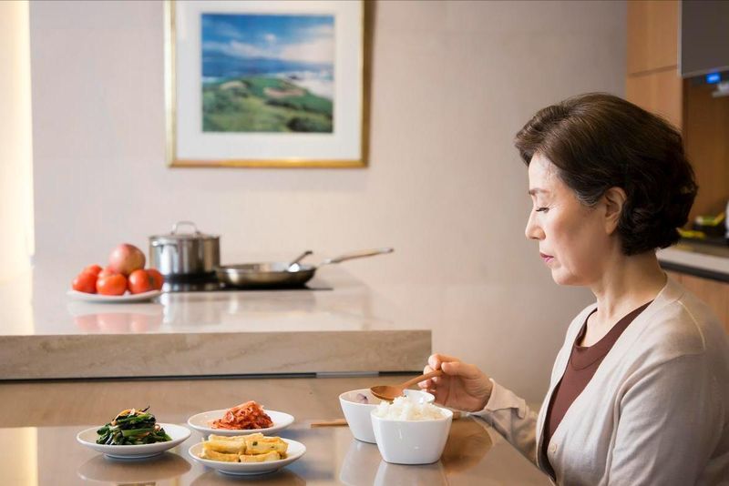  【医学警示】56岁后晚餐习惯的深层逻辑：那些被忽视的代谢真相 健康养生