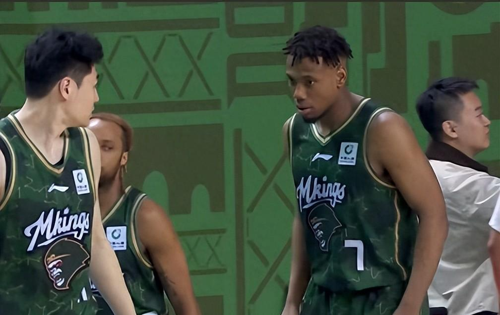  最后25秒的战术迷局：CBA教练临场决策的深层逻辑审视 体育新闻